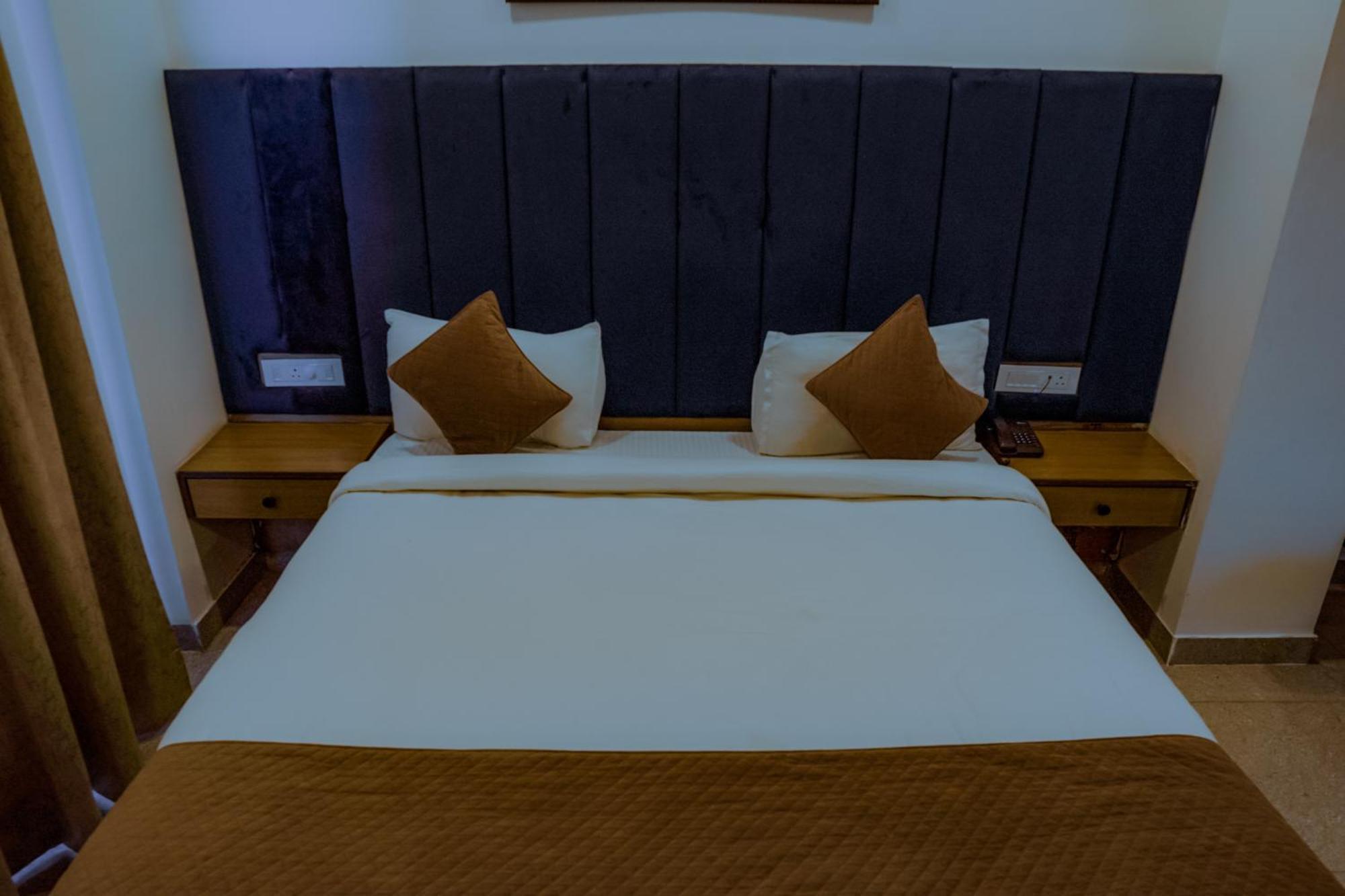 Hotel Lake View Chandīgarh Exterior foto